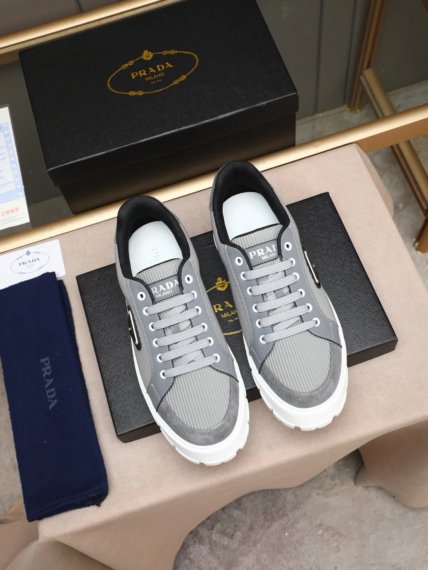 Men's Men's Shoes 💰440 Prada/Prada Men's new casual shoes, this sports shoe is made of imported calfskin upper with breathable mesh and breathable mesh lining. The foot pads are made of sheepskin, and the outsole is made of non-slip sports exclusive rubber outsole with logo. It feels good on the feet and is a fashionable item! Size: 38-44 (45 customized)